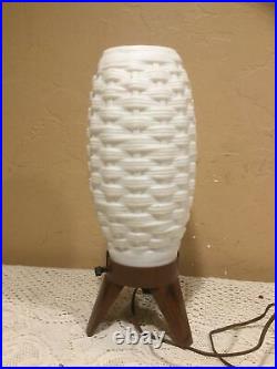 1960's Atomic Mid Century Modern 14 Beehive Basket Weave Plastic Tripod Lamp