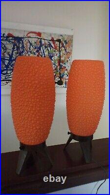 2 VTG Mid Century Modern Orange Plastic Tripod Beehive Rocket Table Lamps Pair