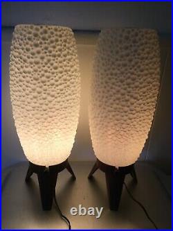 PAIR VTG RETRO MCM WHITE BUBBLE BEEHIVE ROCKET PLASTIC TRIPOD TABLE LAMPS Works