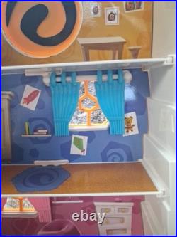 The Hive Buzzbees Family Hive Toy Bee Figures And Playset