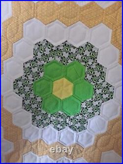 VTG Grandmother's Flower Garden Quilt with Hexagon Border Beehive Pattern 60x96